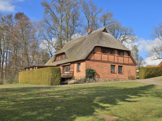 Blick auf das Fischerhaus von der Wiese aus