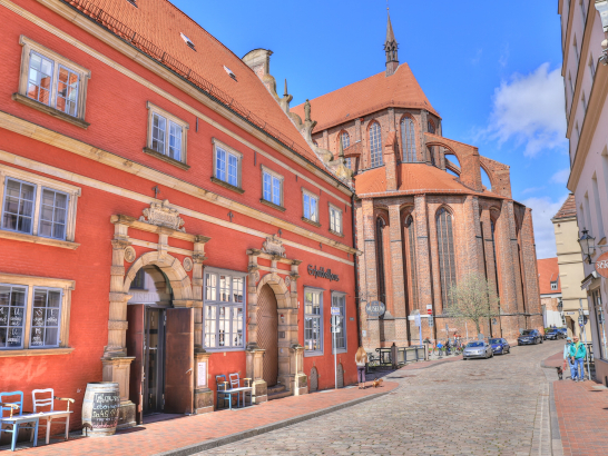 Das Schabelhaus von außen. Dahinter Gebäude in der Altstadt.