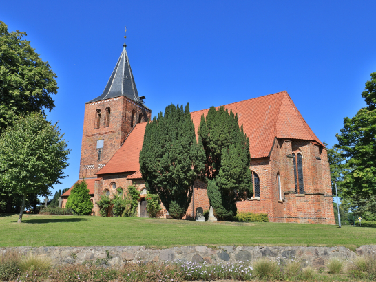 Die Dorfkirche in Backsteingotik in Kalkhorst