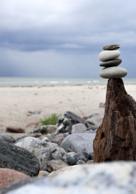 Gestapelte Steine am Strand.