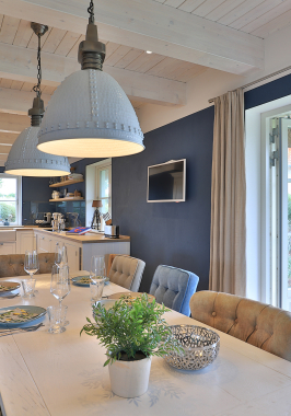 Blick auf den Essbereich im Ferienhaus Nantucket Blue in Groß Schwansee