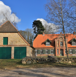 Ein historisches gutshaus in Neukloster