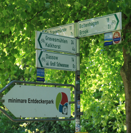 Wegweise in einem Wald.