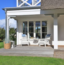 Blick auf die Terrasse vom Ferienhaus Nantucket Blue in Groß Schwansee